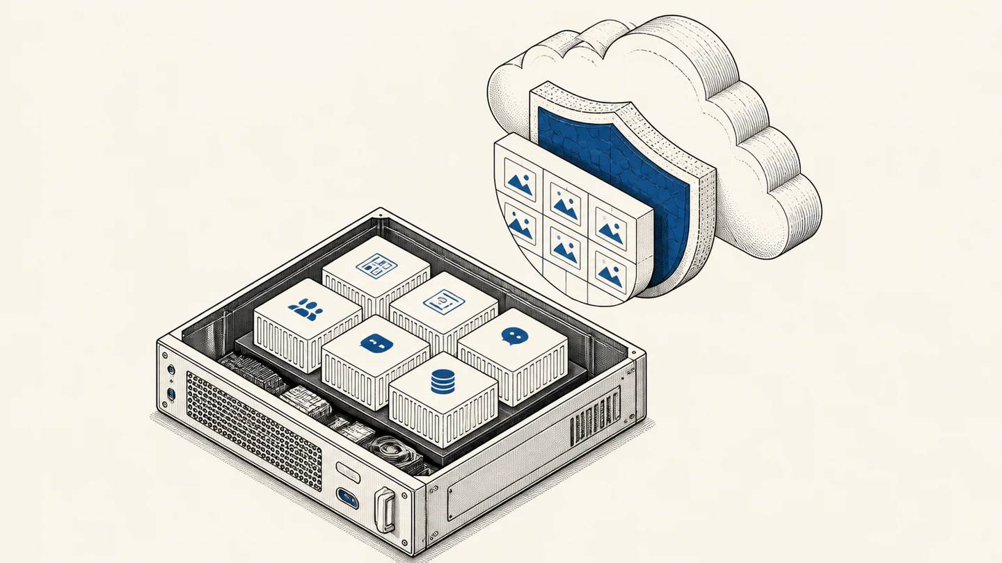 In einer Serverablage liegen modulare Dienstbausteine unter einer Cloud-Schicht mit blauen Elementen.