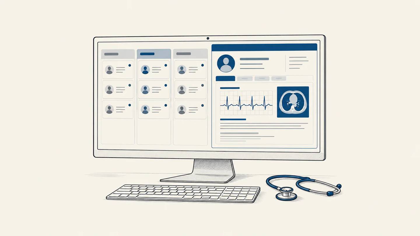 CRM ekranındaki kişi kaydında tıbbi bilgiler ve bir tomografi kesiti, klavyenin yanında ise stetoskop bulunuyor.